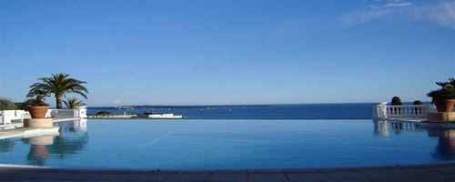 La+mer+mediterranee+baie+de+Cannes+vue+depuis+la+piscine+a+debordement+les+Issambres