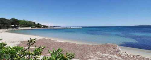 La+mer+mediterranee+golfe+de+Saint+Tropez+plage+des+embrins+vue+pointe+de+Guerrevielle