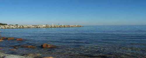 La+mer+mediterranee+golfe+de+Saint+Tropez+plage+des+pingoins+bleus+a+Beauvallon+Grimaud